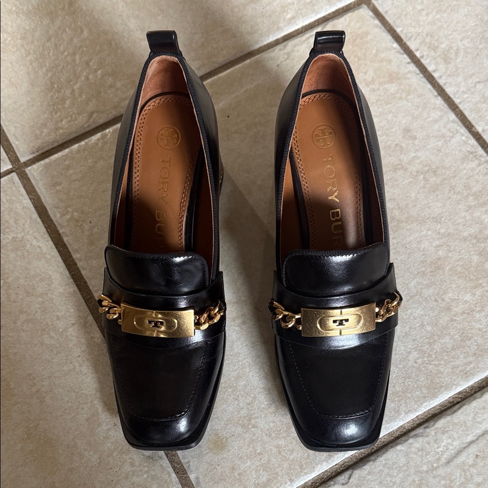 Tory Burch Black Flats with Gold Chain
Like new, I swear it 2 times
